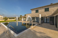 Moderna vila sa bazenom i velikom okućnicom
