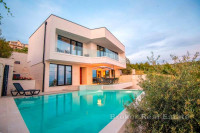 Moderna villa s bazenom i pogledom na more