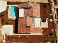 Moderni novoizgrađeni poluodvojeni bungalov s privatnim vrtom i jacuzz