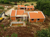 Moderni poluodvojeni bungalov s bazenom u blizini Poreč!