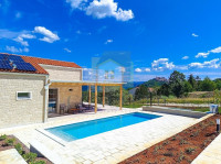 Motovun, okolica, Prekrasna prizemnica s bazenom i pogledom na Motovun