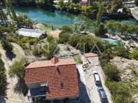 MUŠKOVCI, KAMENA KUĆA S POGLEDOM NA SLAPOVE ZRMANJE