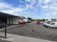 Parking za manje kamione kombije kamp kućice  voda struja ograđeno ipo