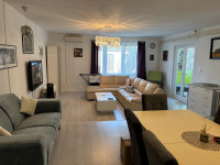 Komforni trosobni stan s dvoristem i parkirnim mjestom