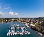 NAMJEŠTEN STAN, MANJA ZGRADA, DVORIŠTE!!
