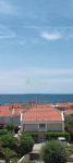 Namješteni stan s pogledom na more – 300 m od plaže i centra Novalje!
