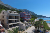 Nedovršena apartmanska kuća u prvom redu uz more