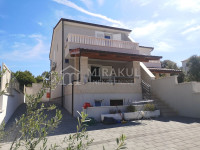 Nekretnine Ražanj, Dvoetažan 4-soban stan blizu mora - P1