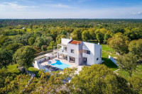 Nevjerojatna villa sa bazenom okružena zelenilom !