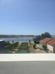 NIN-dvojna kuća s bazenom udaljena 60m od mora