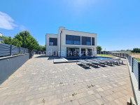 Nin - Moderna vila s bazenom, 4 spavaće sobe i velikom okućnicom