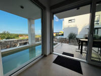 NJIVICE, OTOK KRK - Potpuno namješten dvoetažni apartman s bazenom