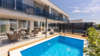 Nov moderno uređen dvoetažni apartman s bazenom – 60m od mora, Kožino