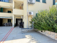 Novalja, 2-sobni apartman 42 m2 u prizemlju, vrtna terasa
