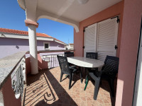 Novalja, 2-sobni apartman 52 m2, I kat, velika terasa