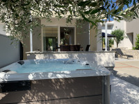 Novalja: 3-sobna kuca u nizu 86.4 m²; vrt, jakuzzi, suncaliste, 2 pm