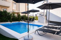 Novalja, 3-sobni apartman 110 m2 s bazenom i dvorištem