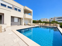 Novalja, 3-sobni apartman 79 m2 na I katu, zajednički bazen