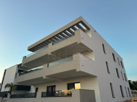 Novalja, 4-sobni apartman 113 m2 u prizemlju s vrtom, novogradnja!
