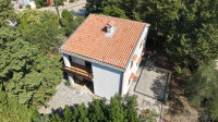 Novalja - katnica s prostranom okućnicom i obiljem zelenila
