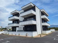 Novalja, trosobni apartman 75 m2 u prizemlju, vrt, novo!
