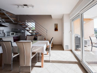 NOVIGRAD – 4-SOBNI DUPLEKS STAN S POGLEDOM NA MORE, BAZENOM I POKRIVEN