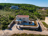NOVIGRAD, kamena kuća s bazenom i pogledom na more!