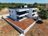 NOVIGRAD – moderan stan u prizemlju s prostranim vrtom