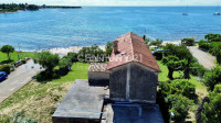 NOVIGRAD, OKOLICA, KAMENA KUĆA ZA RENOVACIJU 30 METARA OD MORA I PLAŽE