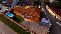 NOVIGRAD, VILA S BAZENOM, 50 METARA OD MORA I PREDIVNIM POGLEDOM NA MO