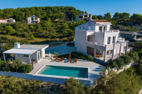 NOVIGRAD (Zadarski) - VILA S BAZENOM - 638m2 - prodaja