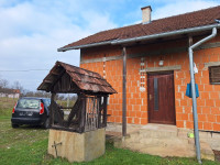 Novija kućica kraj rijeke i toplica