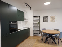 NOVOGRADNJA 2025 - PRVI NAJAM  3-SOBNI SA GARAŽNIM PARKIRNIM MJESTOM.