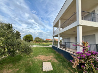 Novogradnja sa 2 odvojena velika stana, ttl 360 m2, 200 m od plaže!
