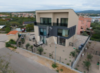 Novogradnja Krk, dvoetažni stan 80 m2,2S+DB,balkon,okućnica 130 m2