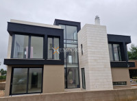 Novogradnja Privlaka – kuća s bazenom, 200 m od mora