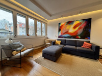 NOVOUREÐEN I MODERNO NAMJEŠTEN DVOSOBNI STAN U CENTRU S BALKONOM I PAR