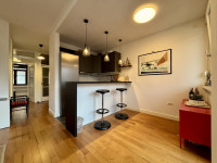 NOVOUREÐEN I MODERNO NAMJEŠTEN DVOSOBNI STAN U CENTRU S BALKONOM I PAR