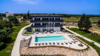 Novouređena villa sa bazenom i prekrasnom okućnicom, Žerava