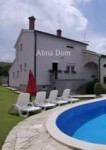 Nudimo na prodaju predivnu samostojeću kuću s bazenom u mirnom i zelen
