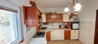 Obiteljska kuća u naselju Bizek površine 381 m², bez provizije!