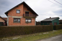 Obiteljska kuća s velikim zemljištem i uređenom okućnicom