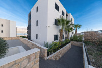 ODLIČAN APARTMAN S VRTOM I BAZENOM–Vinjerac kod Zadra