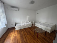 Odličan stan za radnike, 3SKL, 100 m2, balkon!