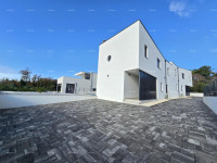 Odlična lokacija, 1 km do centra Medulina. Prodaje se nova kuća sa baz