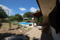 Oklaj, obiteljska kuća 140m2, garaža, bazen, okućnica