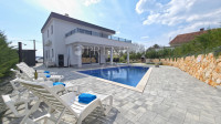 Okolica grada Krka, samostojeća kuća s bazenom!