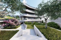 Okolica Trogira, dvosoban stan s velikom terasom na plaži