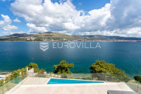 Okrug Donji, predivna luksuzna vila u prvom redu do mora