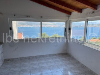 Okrug Donji- Samostojeća kuća, poslovni prostor i garaže!!